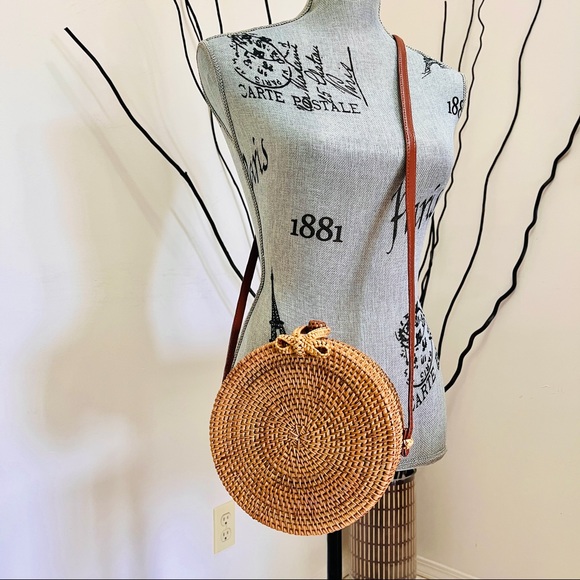 Handwoven Round Rattan Sling/Shoulder Bag - Picture 4 of 10